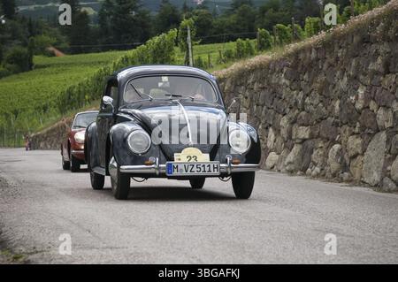 Rally di auto d'epoca Suedtirol-Classic a scena / alto Adige 2014, VW Beetle (costruito nel 1951) sulla Labersstrasse in salita all'uscita per Landhaus Wege Foto Stock