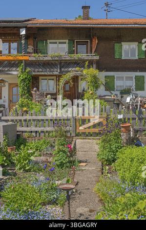 Azienda agricola con ampio giardino agricolo a Linsen vicino a Niedersonthofen, Allgaeu, Baviera, Germania, Europa Foto Stock