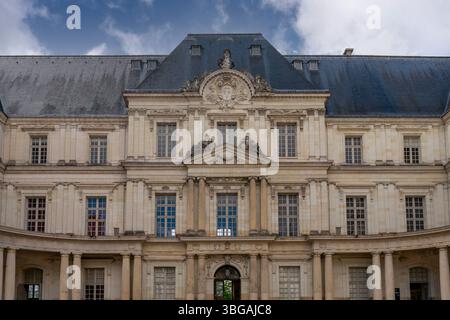 La facciata classica di château presenta elementi neoclassici con proporzioni eleganti e raffinata armonia architettonica al Blois. Foto Stock