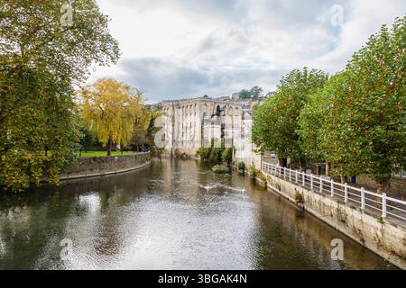 Il fiume Avon e i mulini e i magazzini di Bradford-on-Avon, una città nel Wiltshire occidentale, in Inghilterra, vicino al confine con il Somerset Foto Stock