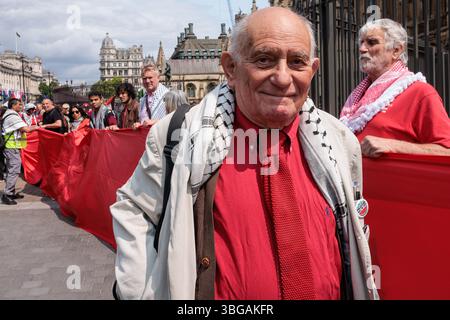 Londra, Regno Unito. 4 giugno 2025. Il sopravvissuto all'Olocausto Stephen Kapos è raffigurato durante un evento di protesta della linea Rossa per la Palestina fuori dal Parlamento durante le domande del primo Ministro. Gli attivisti, che hanno circondato il Parlamento utilizzando il ponte di Westminster e il ponte di Lambeth, chiedono che il governo britannico imponga un embargo completo sulle armi e sanzioni a Israele con effetto immediato. Crediti: Mark Kerrison/Alamy Live News Foto Stock