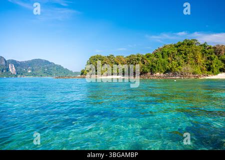 Long Beach sull'isola di Phi Phi Don, Krabi, Thailandia, mostra acque cristalline e giungla tropicale Foto Stock