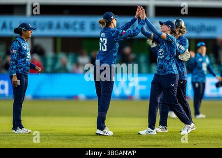 Leicester, Regno Unito. 4 giugno 2025. Inghilterra donne festeggiano dopo la vittoria delle squadre dopo la 2a giornata internazionale dell'ODI della Metro Bank International England Women vs West Indies Women at Uptonsteel County Ground, Leicester, Regno Unito, 4 giugno 2025 (foto di Izzy Poles/News Images) a Leicester, Regno Unito, il 6/4/2025. (Foto di Izzy Poles/News Images/Sipa USA) credito: SIPA USA/Alamy Live News Foto Stock