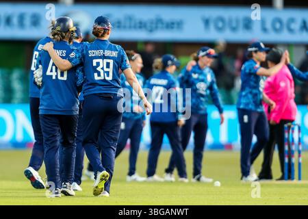 Leicester, Regno Unito. 4 giugno 2025. Inghilterra donne festeggiano dopo la vittoria delle squadre dopo la 2a giornata internazionale dell'ODI della Metro Bank International England Women vs West Indies Women at Uptonsteel County Ground, Leicester, Regno Unito, 4 giugno 2025 (foto di Izzy Poles/News Images) a Leicester, Regno Unito, il 6/4/2025. (Foto di Izzy Poles/News Images/Sipa USA) credito: SIPA USA/Alamy Live News Foto Stock