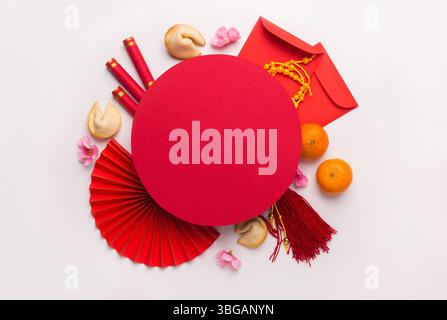Piatto di Capodanno cinese su sfondo bianco con festival assortiti decorazioni Foto Stock