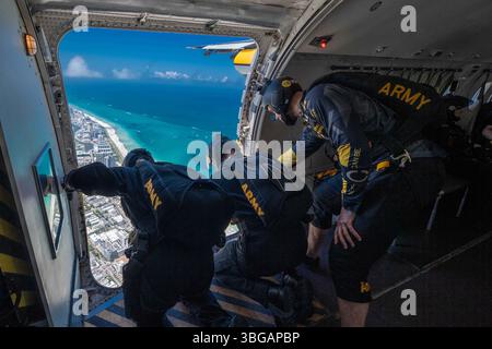 Miami, Florida, Stati Uniti. 24 maggio 2025. I membri dell'USAPT (U.S. Army Parachute Team) Golden Knights si preparano a saltare su Miami Beach per l'Hyundai Air and Sea Show il 24 maggio 2025. L'Hyundai Air and Sea Show si tiene ogni anno a Miami, Florida, il Memorial Day Weekend e ospita varie squadre militari dimostrative. (Immagine di credito: © Mari Kossman/U.S. Army/ZUMA Press Wire) SOLO PER USO EDITORIALE! Non per USO commerciale! Foto Stock