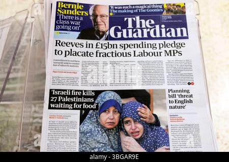 "Il fuoco israeliano uccide 27 palestinesi in attesa di cibo" testata del quotidiano The Guardian in prima pagina Israele Gaza guerra articolo 4 giugno 2025 Londra Regno Unito Foto Stock