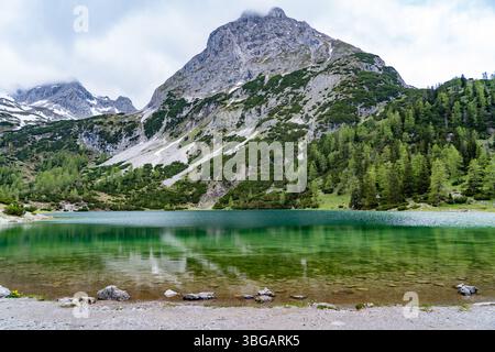 Lago Seebensee con sfondo montano vicino a Ehrwald, Tirolo, Austria Foto Stock