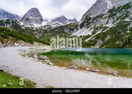 Lago Seebensee con sfondo montano vicino a Ehrwald, Tirolo, Austria Foto Stock