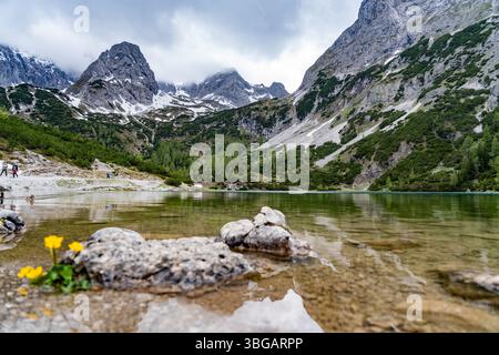Lago Seebensee con sfondo montano vicino a Ehrwald, Tirolo, Austria Foto Stock