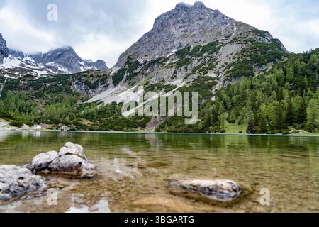 Lago Seebensee con sfondo montano vicino a Ehrwald, Tirolo, Austria Foto Stock