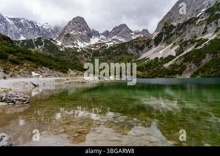Lago Seebensee con sfondo montano vicino a Ehrwald, Tirolo, Austria Foto Stock
