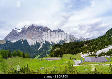 Paesaggio alpino panoramico con Zugspitze e rifugi, Tirolo, Austria Foto Stock