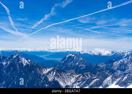 Maestoso panorama montano con cime innevate e cielo azzurro Foto Stock