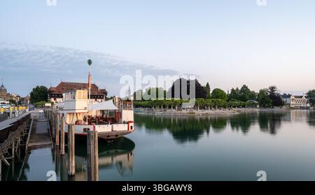 Beschreibung: Der Stadtgarten, das Steigenberger Hotel, das Konzil und die Historische Fähre am Hafen in der Morgendämmerung. Costanza, Bodensee, Bade Foto Stock
