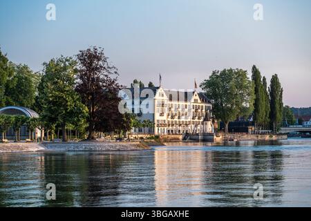 Beschreibung: DAS Steigenberger Inselhotel erwacht im morgentlichen Sonnenlicht. Costanza, Bodensee, Baden-Württemberg, Deutschland, Europa. Foto Stock