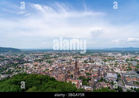 Vista panoramica della città con la Cattedrale storica e i dintorni urbani Foto Stock