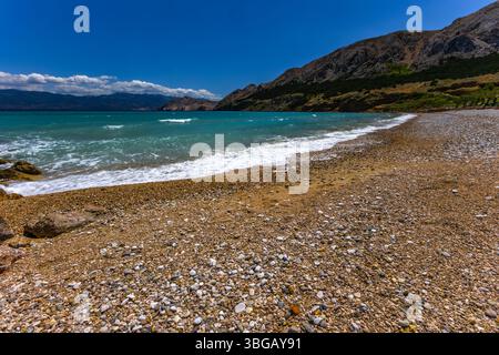 Spiaggia di ciottoli vuota a Baska sull'isola di KRK, acqua azzurra nel mare Adriatico, Croazia prima delle festività Foto Stock