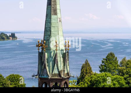 Beschreibung: Blick auf den östlichen Kirchturm des Münsters unserer Lieben Frau sowie dem SEE mit Schiffen an einem sonnigen Sommertag mit Bergpanora Foto Stock