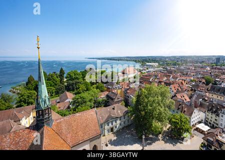 Beschreibung: Panoramablick vom Münster Unserer Lieben Frau auf den Münsterplatz, das Konzil und den Hafen sowie dem SEE an einem sonnigen Sommertag. Foto Stock