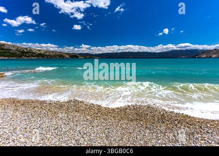 Spiaggia di ciottoli vuota a Baska sull'isola di KRK, acqua azzurra nel mare Adriatico, Croazia prima delle festività Foto Stock