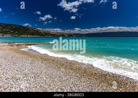 Spiaggia di ciottoli vuota a Baska sull'isola di KRK, acqua azzurra nel mare Adriatico, Croazia prima delle festività Foto Stock
