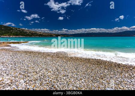 Spiaggia di ciottoli vuota a Baska sull'isola di KRK, acqua azzurra nel mare Adriatico, Croazia prima delle festività Foto Stock