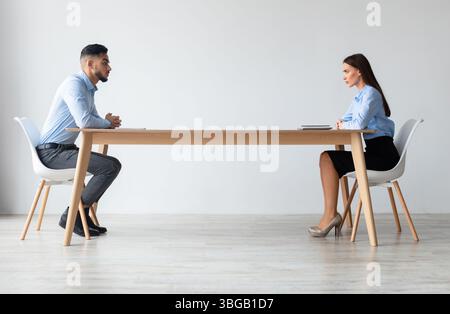 Ritratto di Boss uomo e donna che parlano seduto alla scrivania Foto Stock