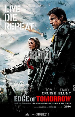 Edge of Tomorrow (2014) diretto da Doug Liman e interpretato da Tom Cruise, Emily Blunt e Bill Paxton. In una futura guerra contro gli alieni, un soldato ottiene l'abilità di reimpostare il tempo, rivivendo lo stesso giorno in una disperata lotta per salvare l'umanità. Fotografia di un poster statunitense originale SOLO PER USO EDITORIALE. Crediti: BFA / Warner Bros Foto Stock