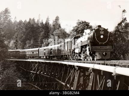 Canadian Railways Train n°2860 a Squamish, nel 1974, che attraversa un ponte di legno Foto Stock