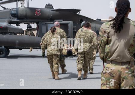 U.S. Air Force e Army and Coalition partner delle forze armate canadesi e italiane trasferiscono un paziente simulato della lettiera a bordo di un HH-60 Black Hawk all'interno dell'area di responsabilità del comando centrale degli Stati Uniti, 8 maggio 2025. 386th Aeromedical Evacuation Squadron Airmen e medici militari delle forze armate alleate e congiunte addestrati in un esercizio di evacuazione medica, trasferendo pazienti da e verso un Falco Nero e un C-130 Hercules. (Foto U.S. Air Force di Tech. Sergente Timothy Leddick) Foto Stock