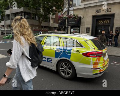 Londra, Regno Unito – 4 giugno 2025: La polizia è stata cordata al largo di Hatton Garden a seguito di un violento alterco all'inizio del pomeriggio. Un uomo ha subito ferite da pugnalata ed è stato trasportato in ambulanza in un ospedale di Londra credito: Glosszoom/Alamy Live News. Foto Stock