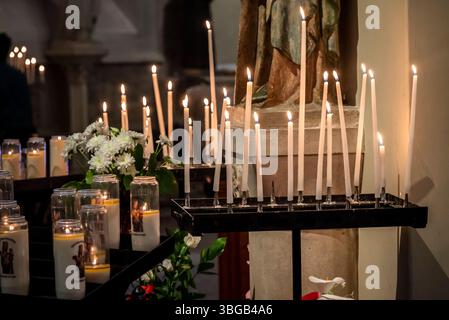 Candele accese della chiesa, Chiesa di Saint-Germain-des-Prés, Saint-Germain-en-Laye, Île-de-France, sobborgo occidentale di Parigi, Francia Foto Stock
