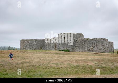 Maggio 2025 Camber Castle nel sud dell'Inghilterra. Il Camber Castle, noto anche come Winchelsea Castle, è un forte Device del XVI secolo, costruito vicino a Rye da re Enrico Foto Stock