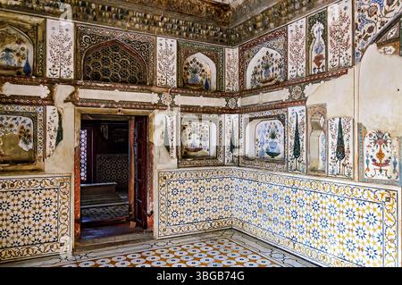 All'interno del forte rosso di Agra in India. Tomba di Itimad-ud-Daulah o Baby Taj ad Agra, India. Pareti raffiguranti alberi, fiori e una varietà di pacchi geometrici Foto Stock