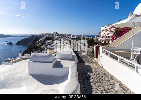 Santorini, Grecia - 15 ottobre 2024: Vista panoramica del villaggio di Oia a Santorini con sfondo al Mar Blu. Foto Stock