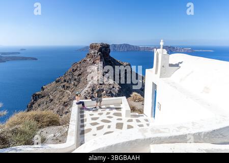Santorini, Grecia - 15 ottobre 2024: Santorini, Grecia - 15 ottobre 2024: Splendida vista a bordo piscina della roccia di Skaros e del blu profondo del Mar Egeo a Sant Foto Stock