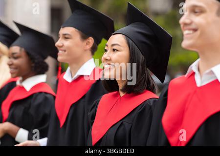 Gruppo multirazziale di laureati con cerimonia di laurea, primo piano Foto Stock