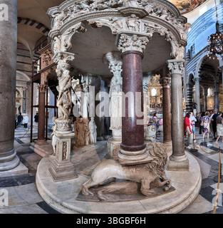 Pisa, Toscana, Italia: Particolare dell'interno della Cattedrale di Pisa, la Cattedrale di Santa Maria Assunta, è la cattedrale dell'Arcidiocesi di Pis Foto Stock