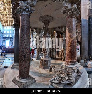 Pisa, Toscana, Italia: Particolare dell'interno della Cattedrale di Pisa, la Cattedrale di Santa Maria Assunta, è la cattedrale dell'Arcidiocesi di Pis Foto Stock
