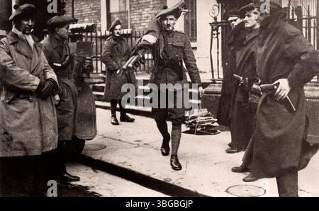 Le truppe britanniche (Scottish Division) perlustrano la casa del leader del Partito Repubblicano irlandese (Sinn Féin) Michael Collins a Dublino durante la guerra d'indipendenza irlandese Dublino (Irlanda), 1920. Archiviare le fotografie della guerra civile irlandese degli anni '1920 Foto Stock