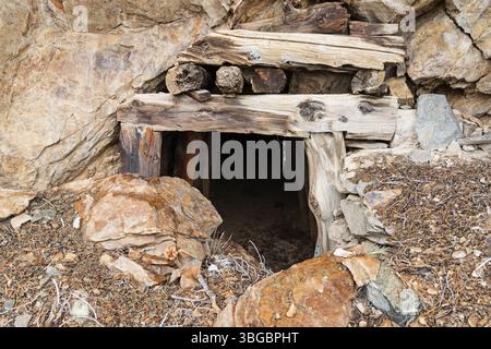 Ingresso alla vecchia miniera di Keynot 2 nei monti Inyo con stenditura in legno Foto Stock