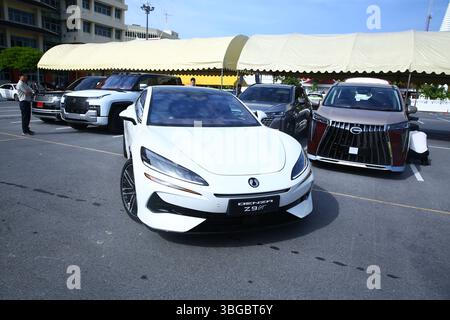 Bangkok, Thailandia. 4 giugno 2025. Un veicolo Denza Z9 GT è stato visto durante gli eventi della settimana della sicurezza stradale a Bangkok, Thailandia, 4 giugno 2025. Le case automobilistiche cinesi sono state protagoniste di una mostra tenutasi mercoledì durante gli eventi della settimana della sicurezza stradale organizzati dalla Commissione economica e sociale delle Nazioni Unite per l'Asia e il Pacifico (UNESCAP) a Bangkok, presentando i loro ultimi modelli supportati da tecnologie e sistemi di guida intelligenti leader a livello mondiale. PER ANDARE CON le "tecnologie di guida intelligenti cinesi presentate all'evento ONU sulla sicurezza stradale a Bangkok" credito: Sun Weitong/Xinhua/Alamy Live News Foto Stock