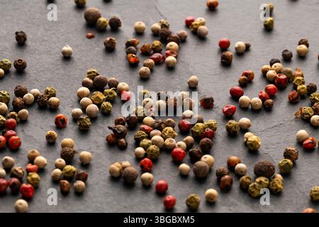 Piper nigrum - peperoni caldi, rossi, neri, bianchi e verdi Foto Stock