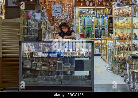 Calle de República de El Salvador, situata nel centro Histórico di città del Messico, è famosa per la sua concentrazione di negozi che vendono articoli religiosi, CDMX, Messico Foto Stock