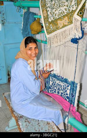 Giovane donna araba che produce tappeti su telaio, Sousse Marina, Sousse, Governatorato di Sousse, Tunisia Foto Stock