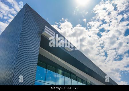 Almaty, Kazakistan - 29 maggio 2025: Edificio dello showroom di automobili BYD. Produttore di automobili cinese Foto Stock
