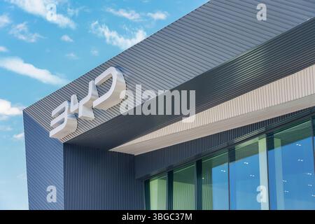 Almaty, Kazakistan - 29 maggio 2025: L'edificio della concessionaria con il logo BYD. Casa automobilistica cinese Foto Stock