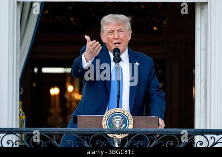 Washington, Stati Uniti. 4 giugno 2025. Il presidente DEGLI STATI UNITI Donald Trump parla durante una serata estiva sul South Lawn della Casa Bianca a Washington, DC, USA, mercoledì 4 giugno, 2025. Trump e i senatori repubblicani hanno discusso i modi per ridurre il limite di deduzione fiscale statale e locale di $ 40.000 nella versione della camera del disegno di legge del presidente sulla riduzione delle tasse, ha detto il leader della maggioranza del Senato John Thune. Foto di Eric Lee/Pool/ABACAPRESS.COM credito: Abaca Press/Alamy Live News Foto Stock