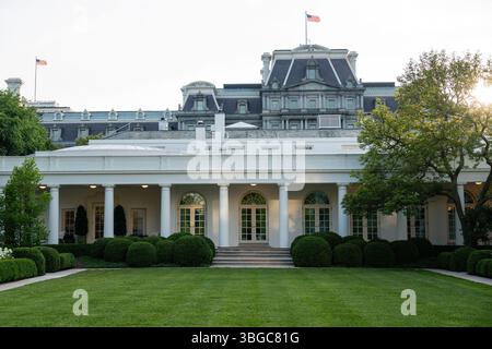 Washington, Stati Uniti. 4 giugno 2025. L'ala ovest della Casa Bianca a Washington, DC, USA, mercoledì 4 giugno, 2025. Trump e i senatori repubblicani hanno discusso i modi per ridurre il limite di deduzione fiscale statale e locale di $ 40.000 nella versione della camera del disegno di legge del presidente sulla riduzione delle tasse, ha detto il leader della maggioranza del Senato John Thune. Foto di Eric Lee/Pool/ABACAPRESS.COM credito: Abaca Press/Alamy Live News Foto Stock